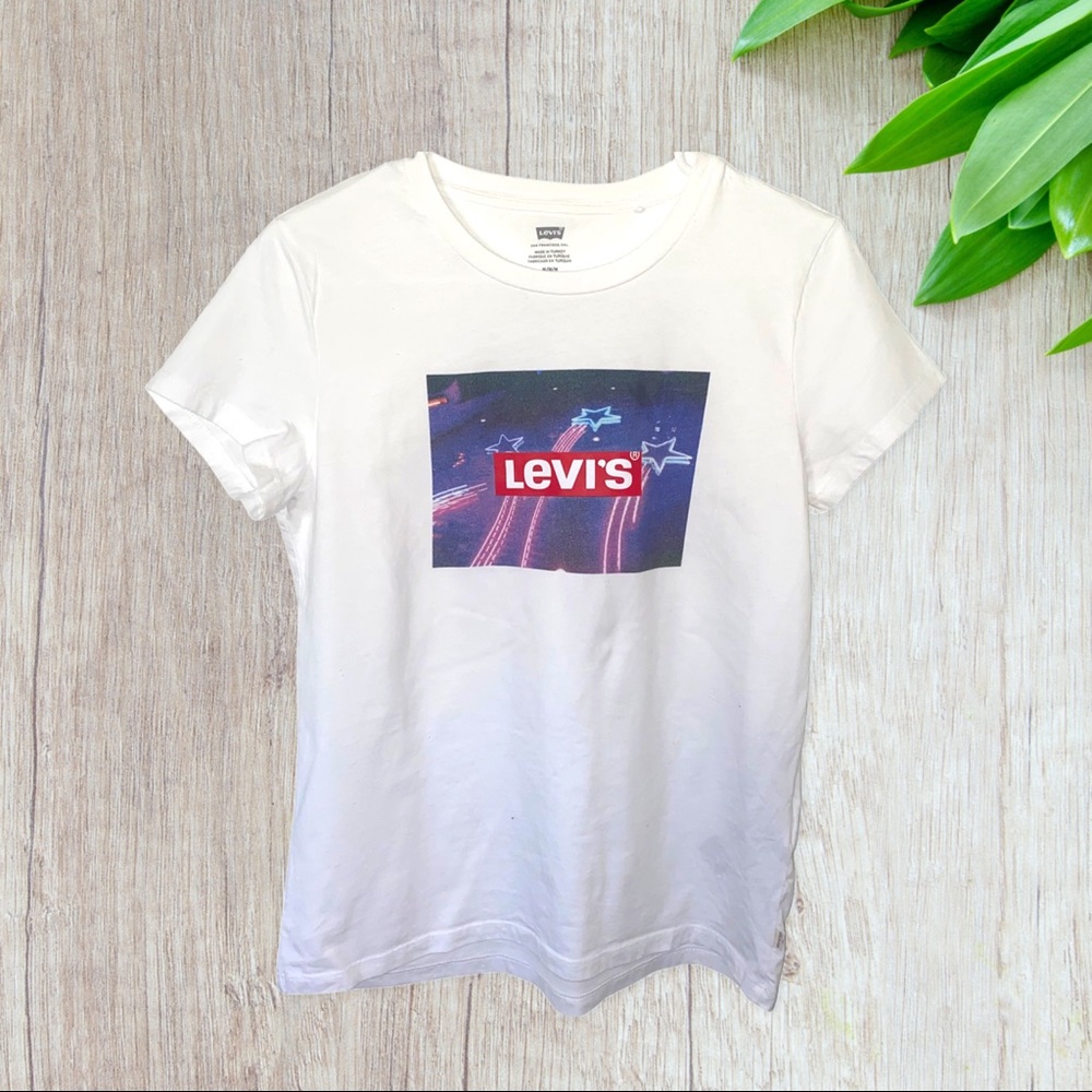 Levi’s tee